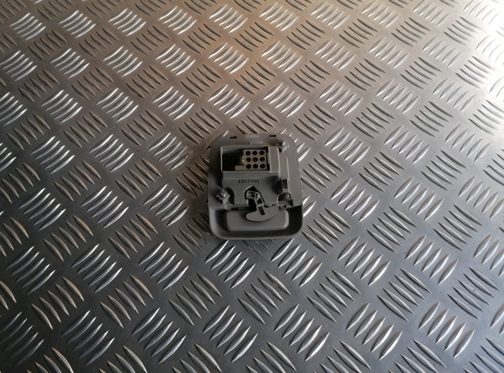 Salona apgaismojuma panelis priekš NISSAN PATHFINDER 2006 2 Salona apgaismojuma panelis priekš NISSAN PATHFINDER 2006