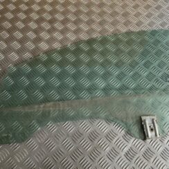 Priekšējo kreiso durvju stikls priekš MERCEDES BENZ CLS 320 2005