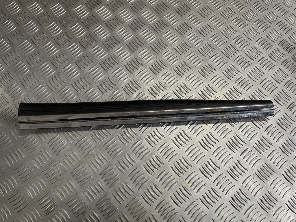 Sliekšņa priekšēja laba uzlika (salonā) priekš MERCEDES BENZ CLS 320 2005 2 Sliekšņa priekšēja laba uzlika (salonā) priekš MERCEDES BENZ CLS 320 2005