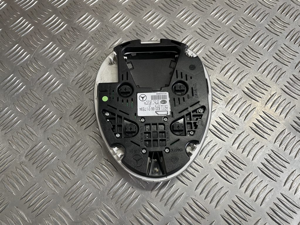 Salona apgaismojuma panelis priekš MERCEDES BENZ CLS 320 2005 2 Salona apgaismojuma panelis priekš MERCEDES BENZ CLS 320 2005