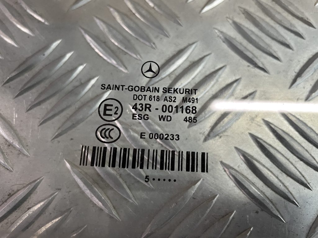 Priekšējo labo durvju stikls priekš MERCEDES BENZ CLS 320 2005 2 Priekšējo labo durvju stikls priekš MERCEDES BENZ CLS 320 2005