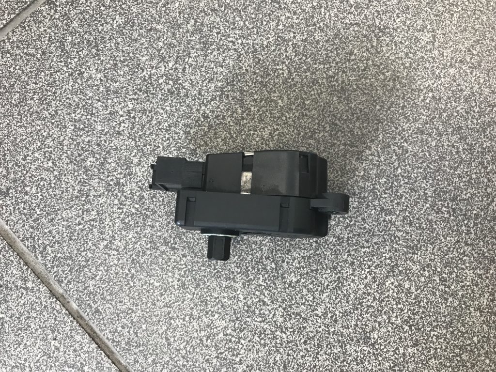 Apsildes sistēmas aktuators priekš MERCEDES BENZ CLS 320 2005 4 Apsildes sistēmas aktuators priekš MERCEDES BENZ CLS 320 2005