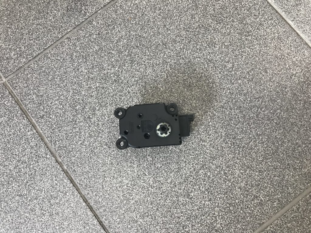 Apsildes sistēmas aktuators priekš MERCEDES BENZ CLS 320 2005 5 Apsildes sistēmas aktuators priekš MERCEDES BENZ CLS 320 2005