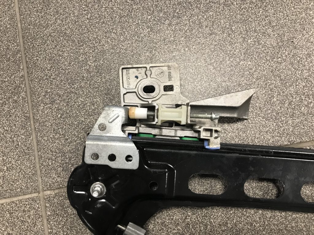 Stikla pacelšanas mehānisms aizmugurējais labais priekš MERCEDES BENZ CLS 320 2005 5 Stikla pacelšanas mehānisms aizmugurējais labais priekš MERCEDES BENZ CLS 320 2005