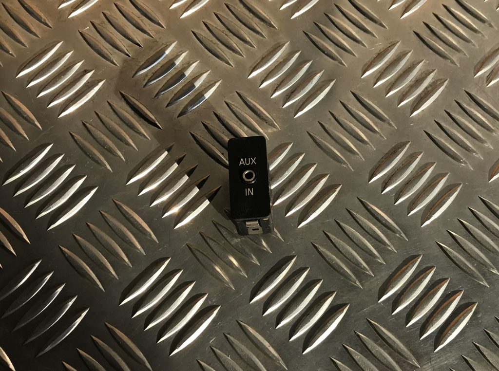 USB/AUX adapteris priekš BMW 1 E87 2009 WHITE 1 USB/AUX adapteris priekš BMW 1 E87 2009 WHITE