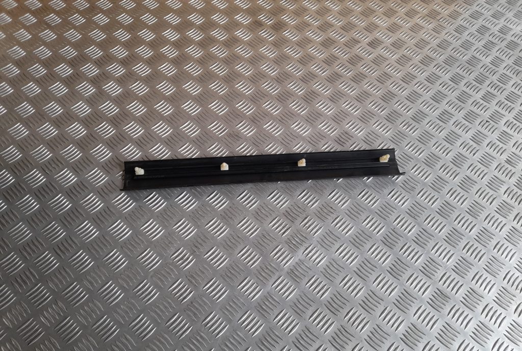 Sliekšņa priekšēja kreisa uzlika (salonā) priekš BMW 320D E46 2004 TOURING 2 Sliekšņa priekšēja kreisa uzlika (salonā) priekš BMW 320D E46 2004 TOURING