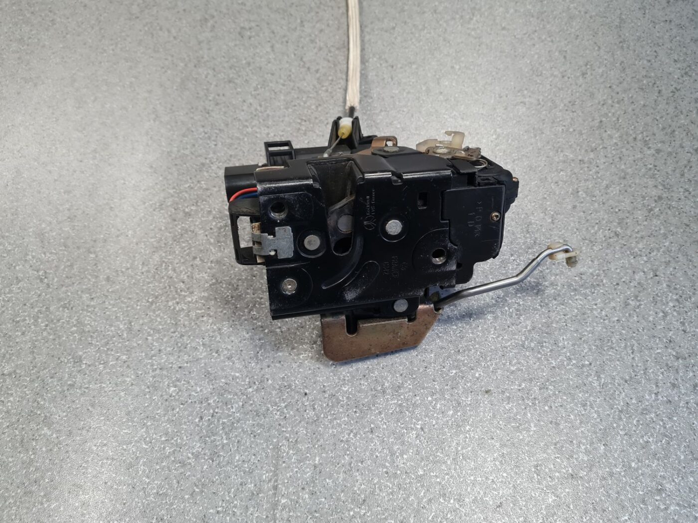 Priekšējo labo durvju slēdzene priekš AUDI A6 1998 1 Priekšējo labo durvju slēdzene priekš AUDI A6 1998