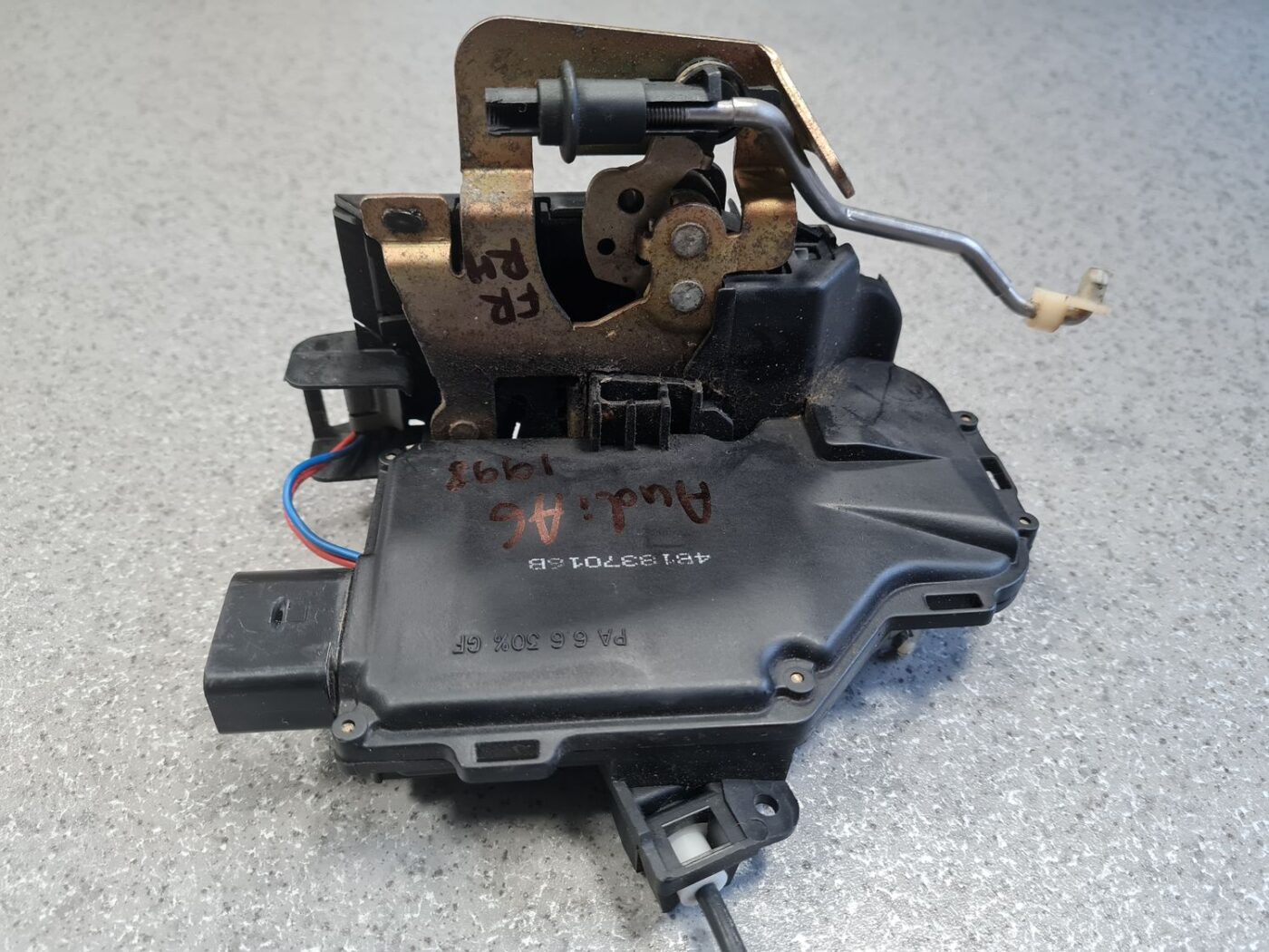 Priekšējo labo durvju slēdzene priekš AUDI A6 1998 6 Priekšējo labo durvju slēdzene priekš AUDI A6 1998