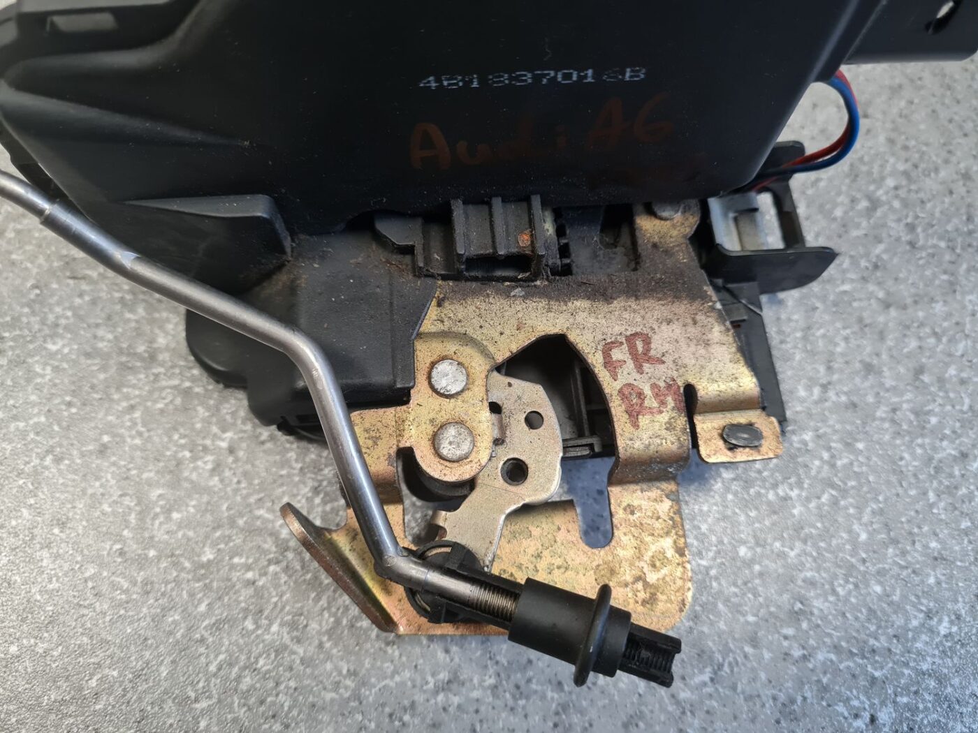 Priekšējo labo durvju slēdzene priekš AUDI A6 1998 3 Priekšējo labo durvju slēdzene priekš AUDI A6 1998