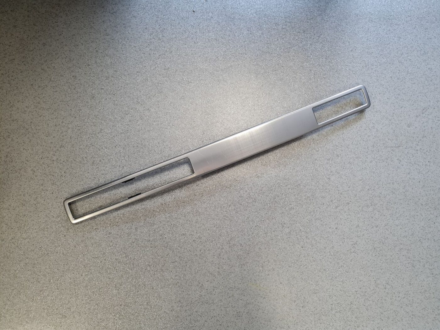 Mērinstrumentu paneļa dekoratīvā uzlika priekš VOLVO S80 2007 GREY 1 Mērinstrumentu paneļa dekoratīvā uzlika priekš VOLVO S80 2007 GREY