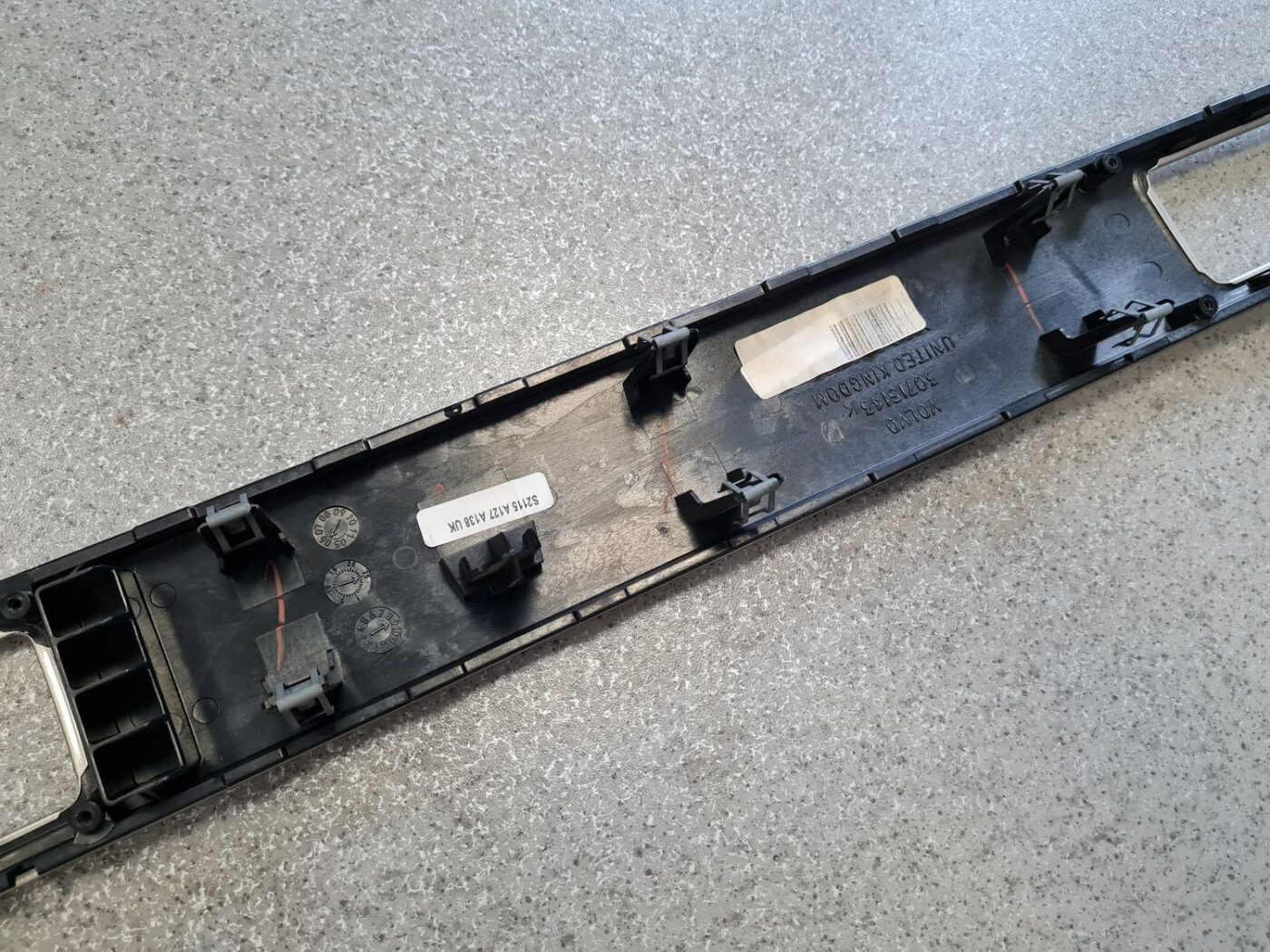 Mērinstrumentu paneļa dekoratīvā uzlika priekš VOLVO S80 2007 GREY 6 Mērinstrumentu paneļa dekoratīvā uzlika priekš VOLVO S80 2007 GREY