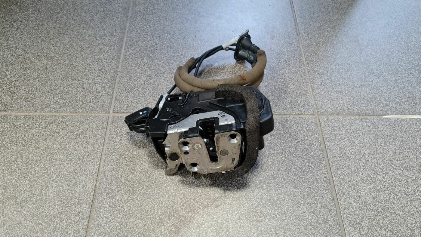 Priekšējo labo durvju slēdzene priekš NISSAN X-TRAIL 2007 1 Priekšējo labo durvju slēdzene priekš NISSAN X-TRAIL 2007