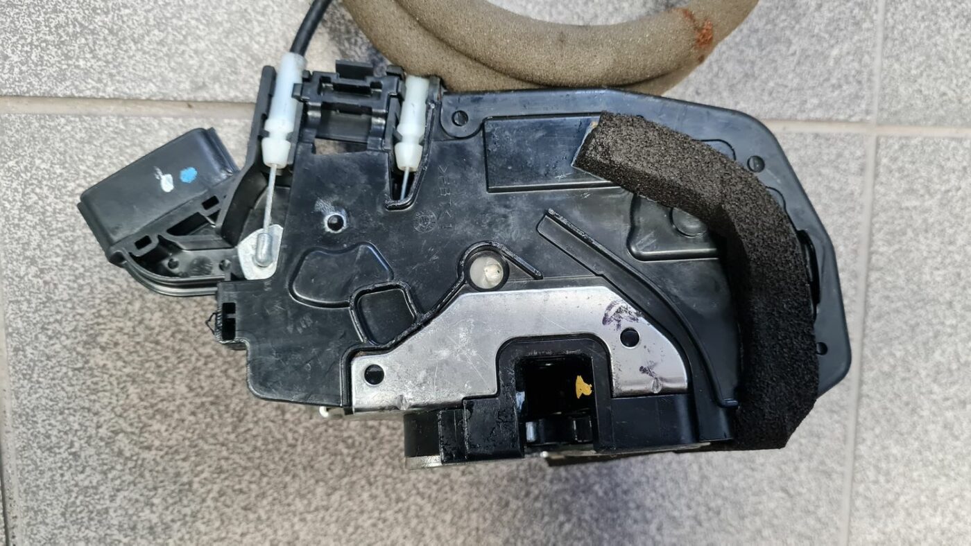 Priekšējo labo durvju slēdzene priekš NISSAN X-TRAIL 2007 3 Priekšējo labo durvju slēdzene priekš NISSAN X-TRAIL 2007