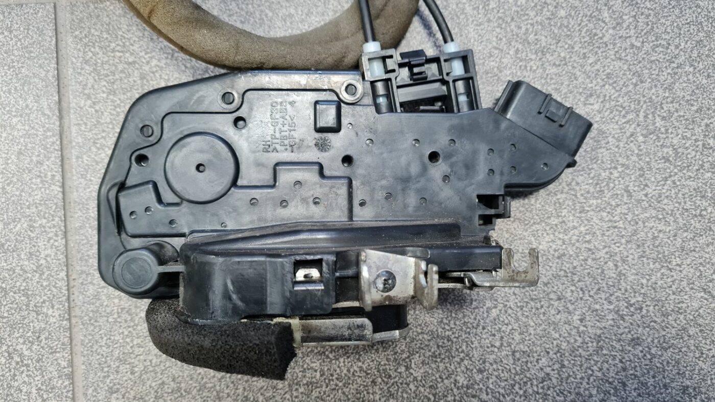 Priekšējo labo durvju slēdzene priekš NISSAN X-TRAIL 2007 5 Priekšējo labo durvju slēdzene priekš NISSAN X-TRAIL 2007