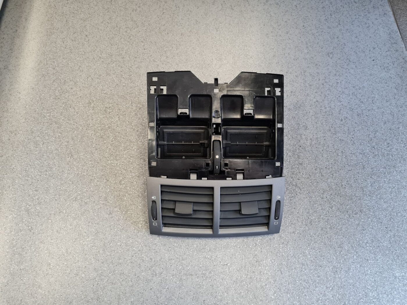 Mērinstrumentu paneļa gaisa vads, centrā priekš PEUGEOT 407 2005 1 Mērinstrumentu paneļa gaisa vads, centrā priekš PEUGEOT 407 2005