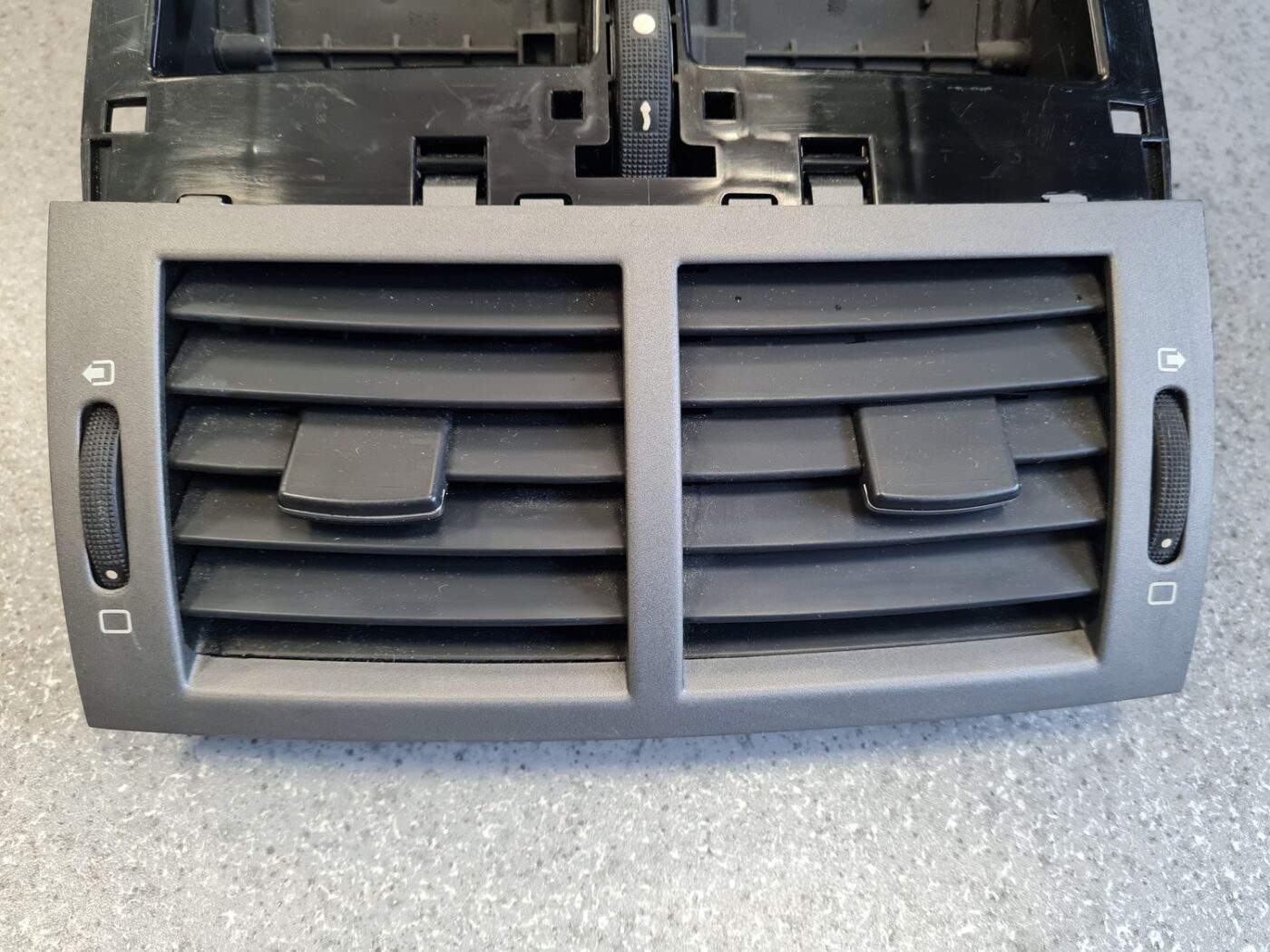 Mērinstrumentu paneļa gaisa vads, centrā priekš PEUGEOT 407 2005 2 Mērinstrumentu paneļa gaisa vads, centrā priekš PEUGEOT 407 2005