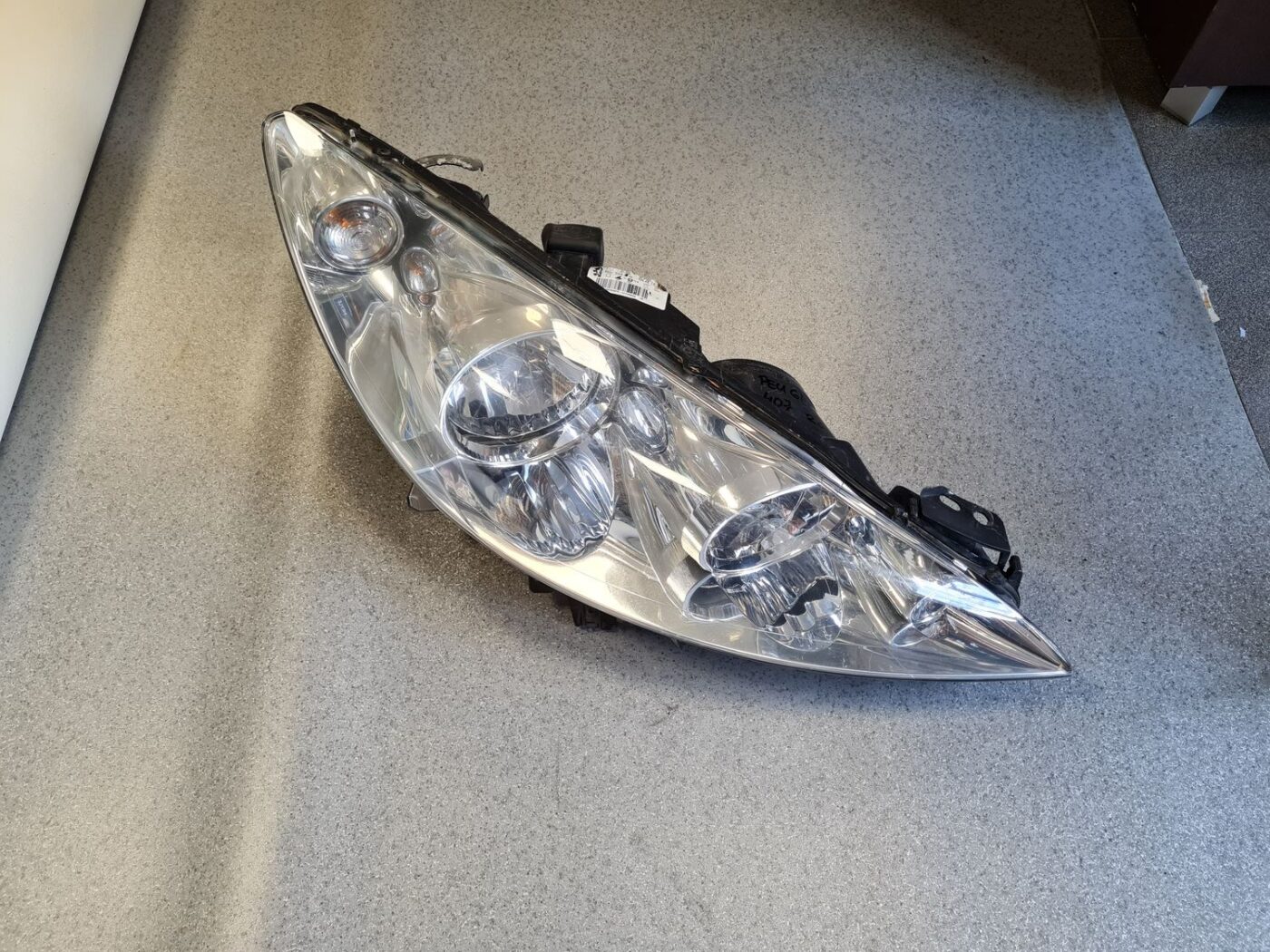 Priekšējais labais lukturis priekš PEUGEOT 407 2005 1 Priekšējais labais lukturis priekš PEUGEOT 407 2005