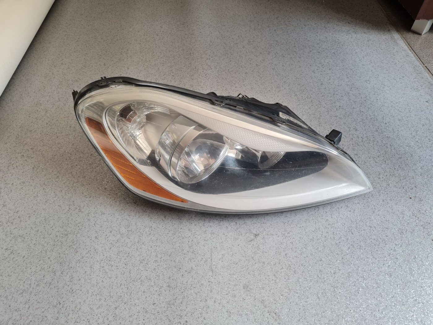 Priekšējais labais lukturis priekš VOLVO XC60 2009 1 Priekšējais labais lukturis priekš VOLVO XC60 2009