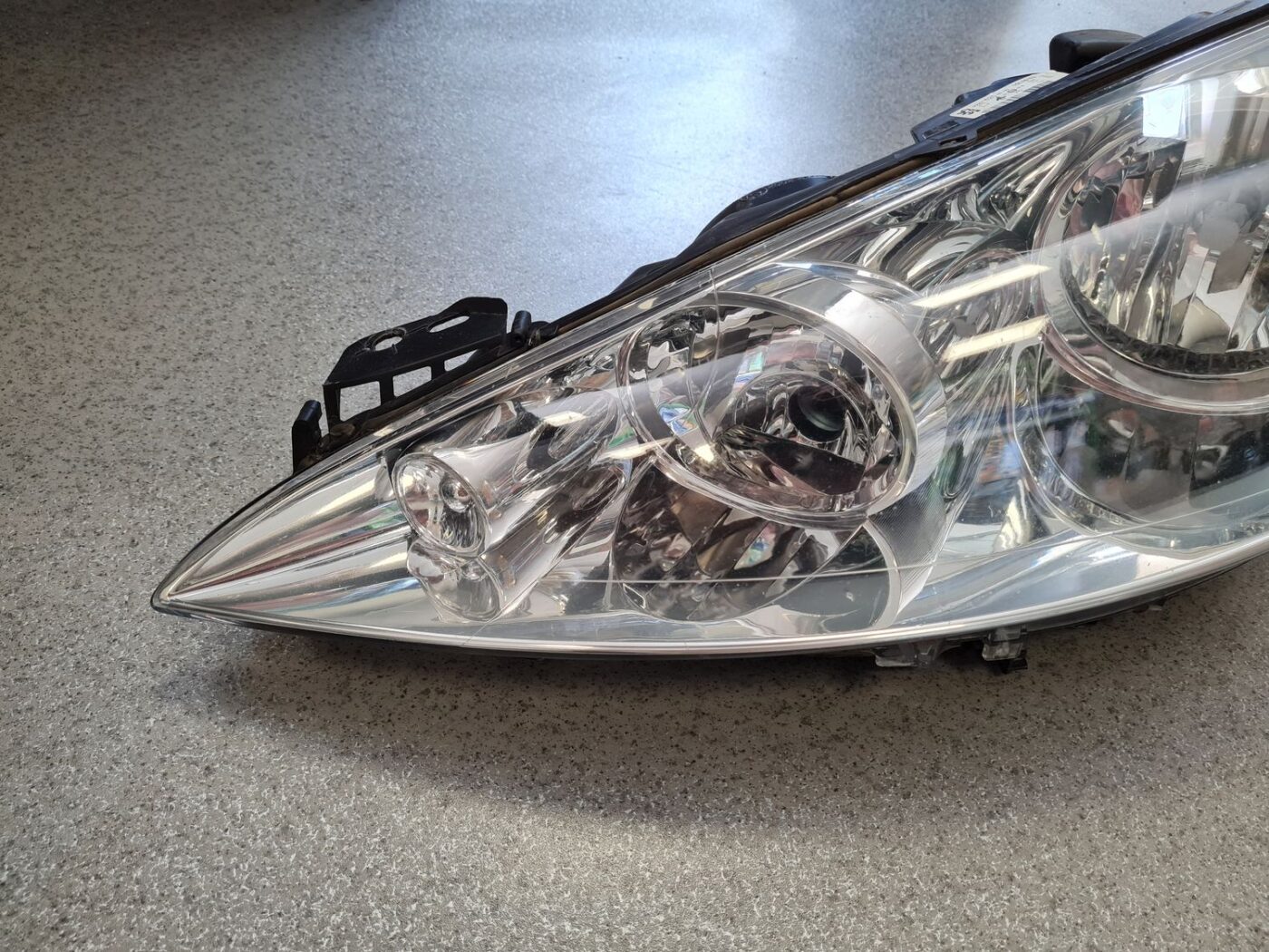 Priekšējais kreisais lukturis priekš PEUGEOT 407 2005 2 Priekšējais kreisais lukturis priekš PEUGEOT 407 2005