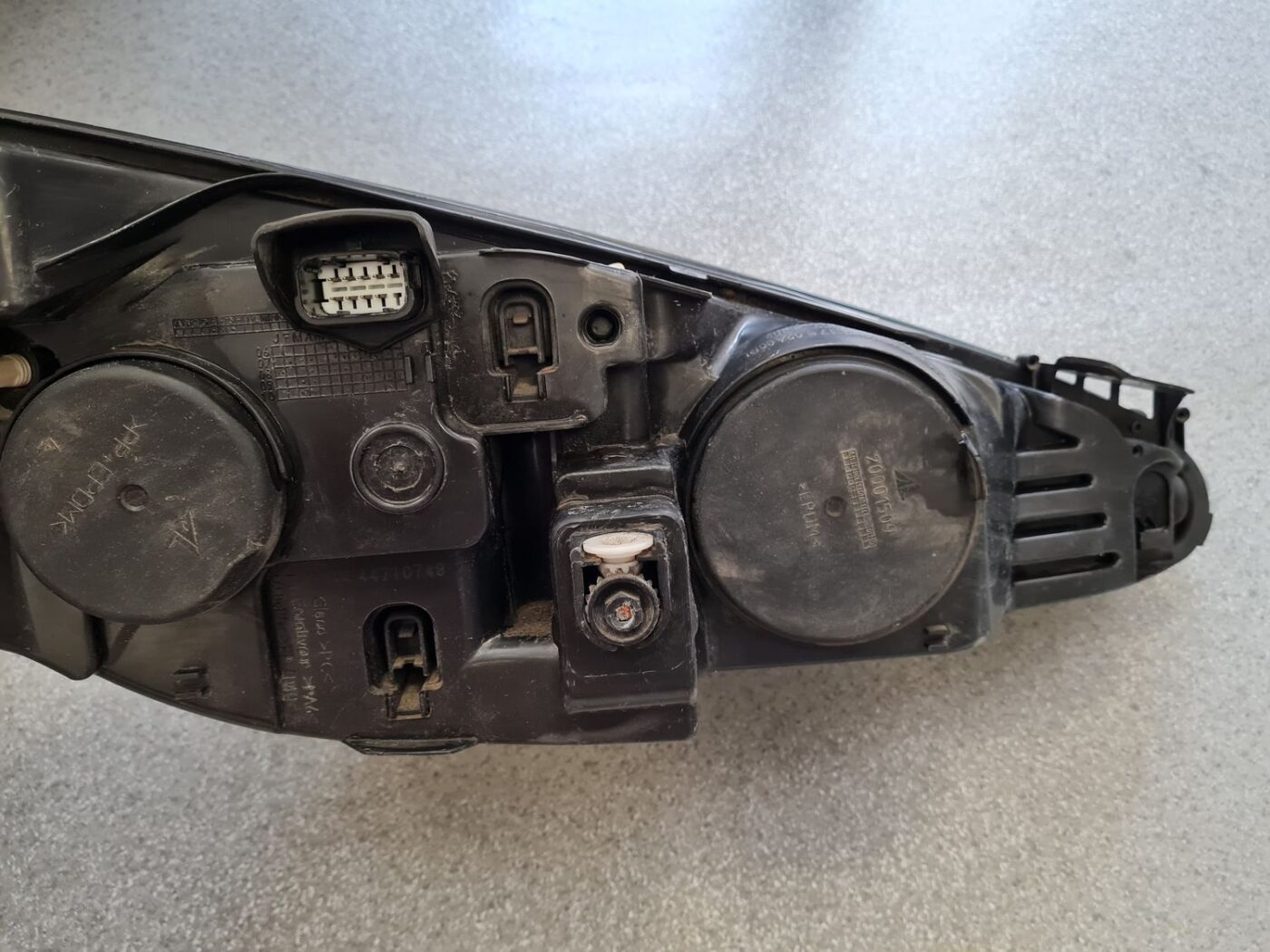 Priekšējais kreisais lukturis priekš PEUGEOT 407 2005 10 Priekšējais kreisais lukturis priekš PEUGEOT 407 2005