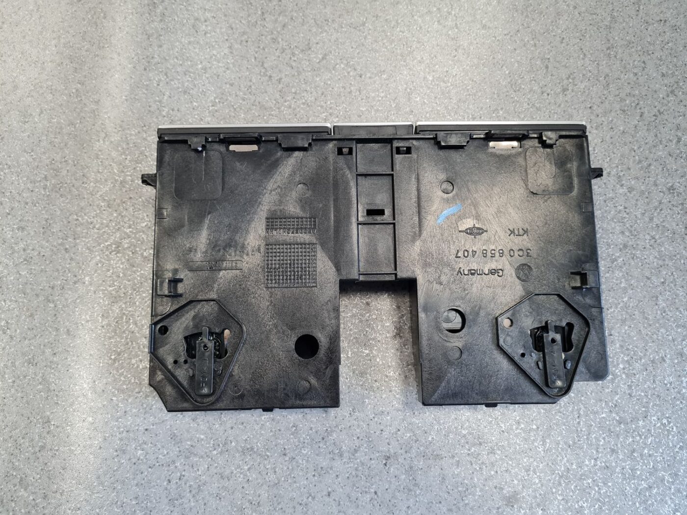 Mantu glabāšanas nodalījums centrā priekš VW PASSAT CC 2009 4 Mantu glabāšanas nodalījums centrā priekš VW PASSAT CC 2009