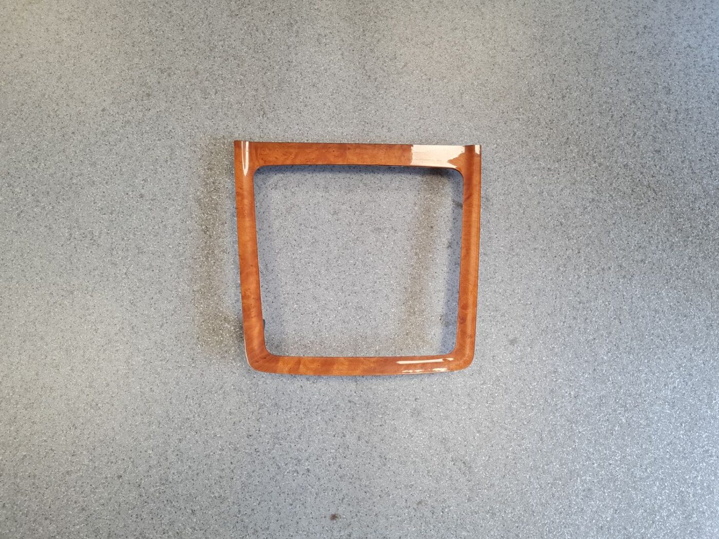 Dekoratīvs rāmis pārnesumu selektoram priekš VW PHAETON 2005 1 Dekoratīvs rāmis pārnesumu selektoram priekš VW PHAETON 2005