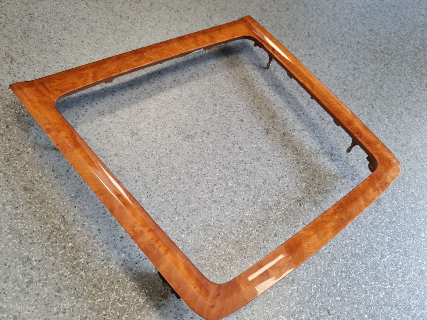 Dekoratīvs rāmis pārnesumu selektoram priekš VW PHAETON 2005 2 Dekoratīvs rāmis pārnesumu selektoram priekš VW PHAETON 2005