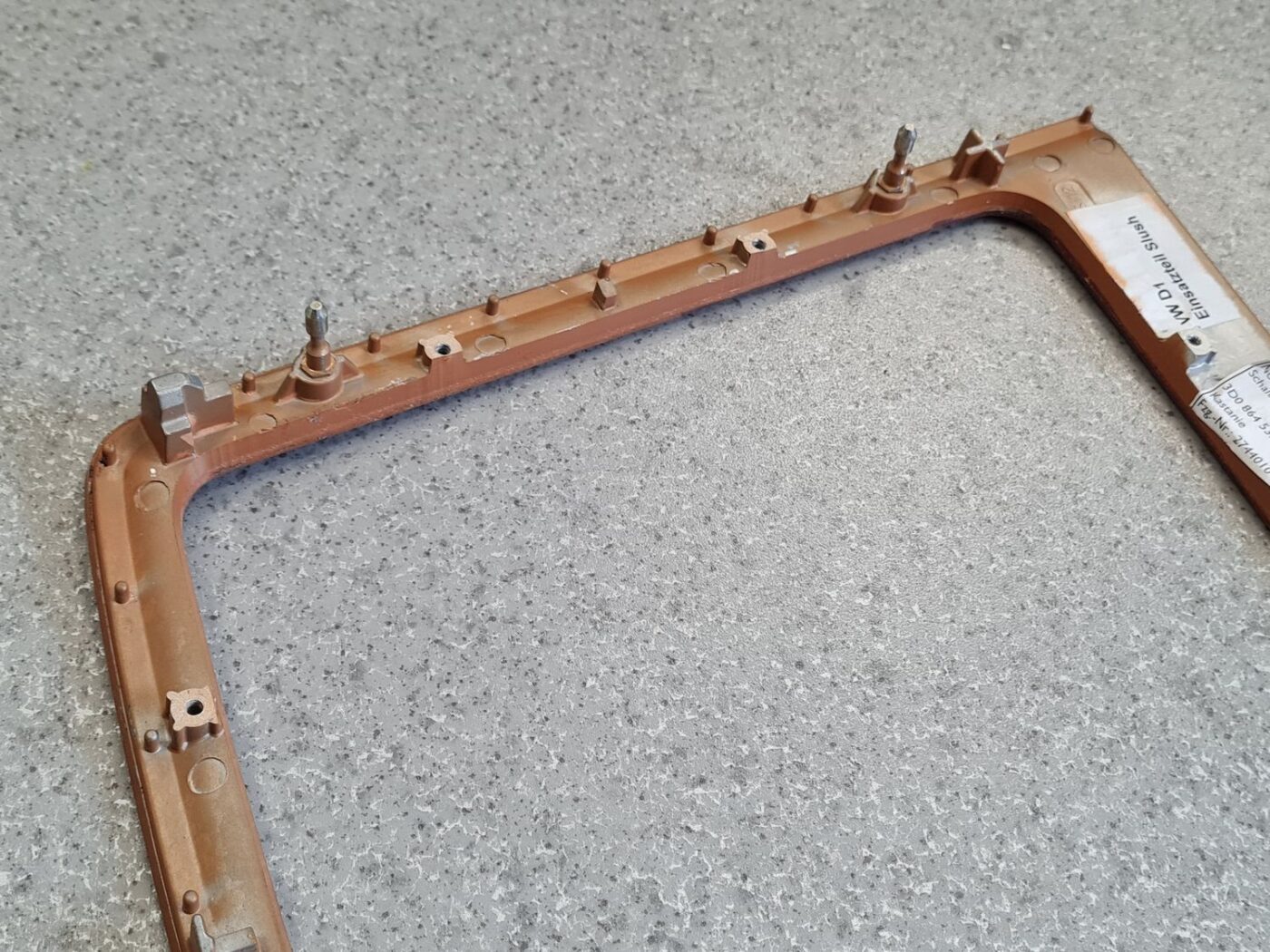 Dekoratīvs rāmis pārnesumu selektoram priekš VW PHAETON 2005 6 Dekoratīvs rāmis pārnesumu selektoram priekš VW PHAETON 2005