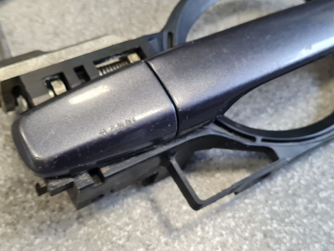 Priekšējāis labais durvju rokturis priekš CITROEN C-CROSSER 2009 9 Priekšējāis labais durvju rokturis priekš CITROEN C-CROSSER 2009