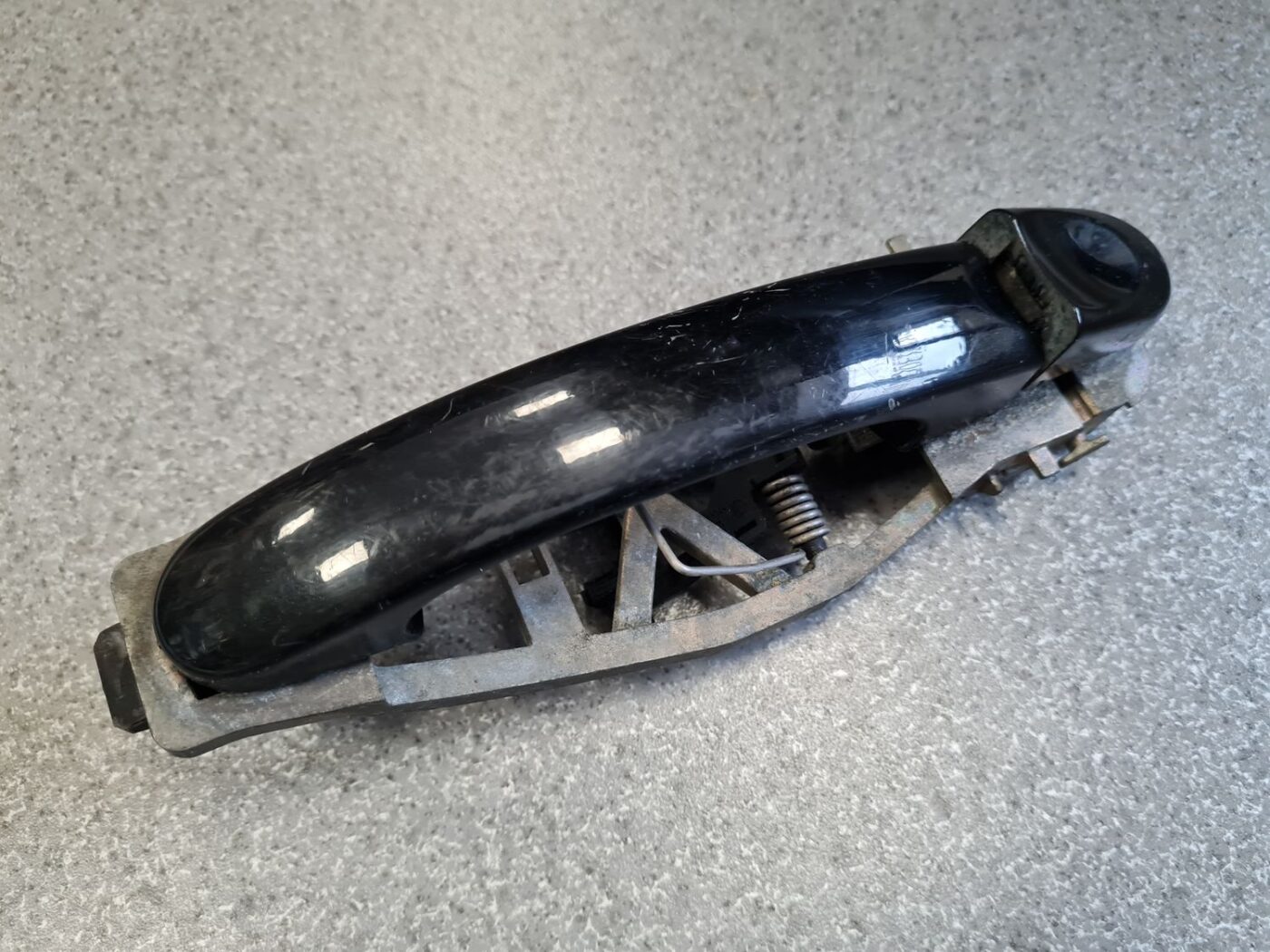 Aizmugurējais kreisais durvju rokturis priekš VW TOURAN 2005 2 Aizmugurējais kreisais durvju rokturis priekš VW TOURAN 2005