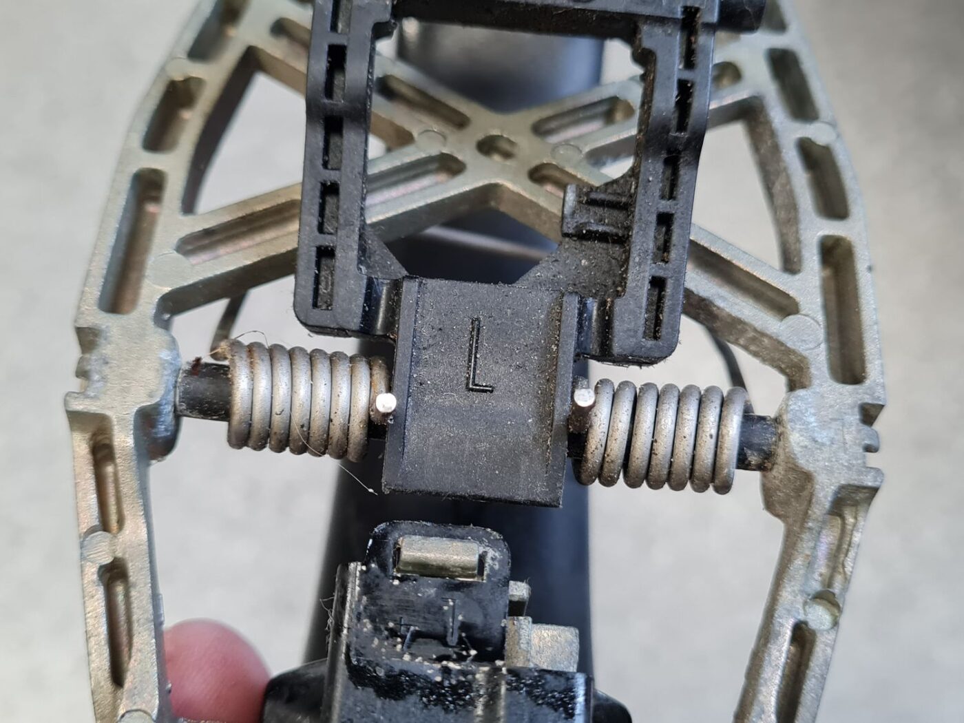 Aizmugurējais kreisais durvju rokturis priekš VW TOURAN 2005 4 Aizmugurējais kreisais durvju rokturis priekš VW TOURAN 2005