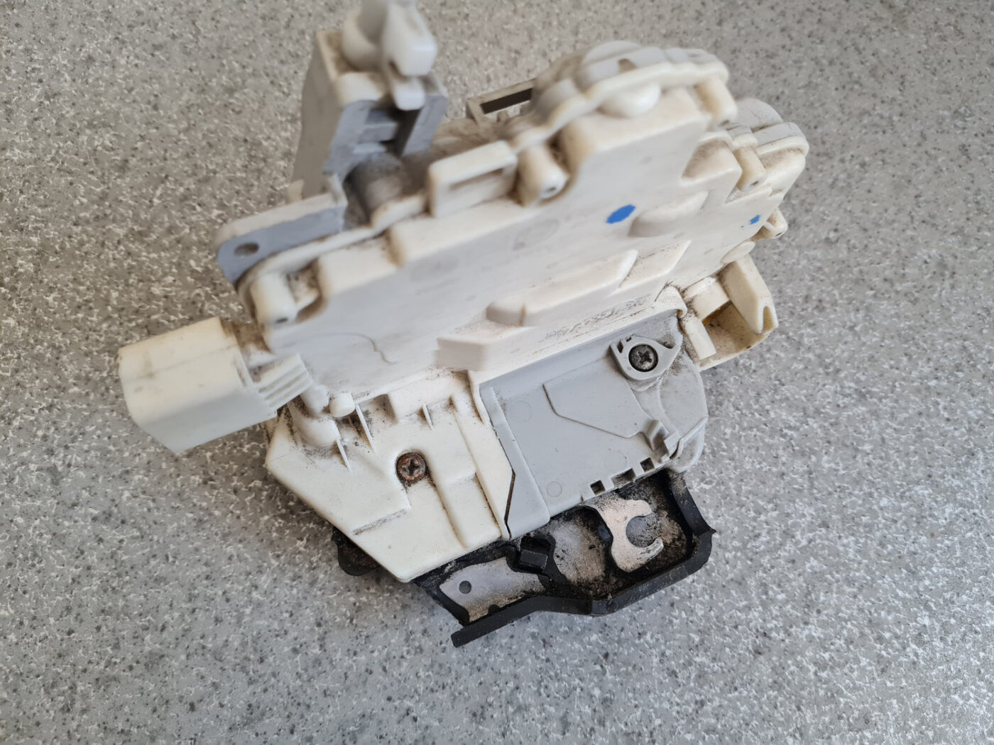 Priekšējo kreiso durvju slēdzene priekš AUDI A4 2007 8 Priekšējo kreiso durvju slēdzene priekš AUDI A4 2007