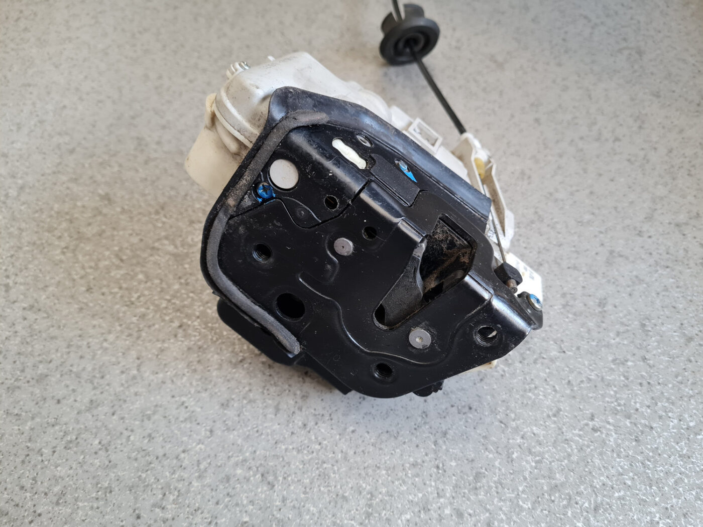 Priekšējo kreiso durvju slēdzene priekš AUDI A4 2007 7 Priekšējo kreiso durvju slēdzene priekš AUDI A4 2007