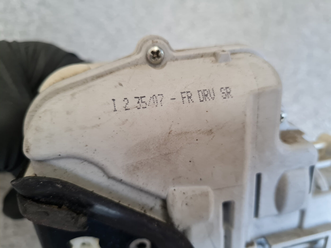 Priekšējo kreiso durvju slēdzene priekš AUDI A4 2007 5 Priekšējo kreiso durvju slēdzene priekš AUDI A4 2007