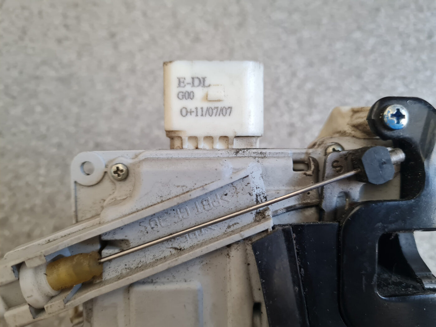 Priekšējo kreiso durvju slēdzene priekš AUDI A4 2007 4 Priekšējo kreiso durvju slēdzene priekš AUDI A4 2007