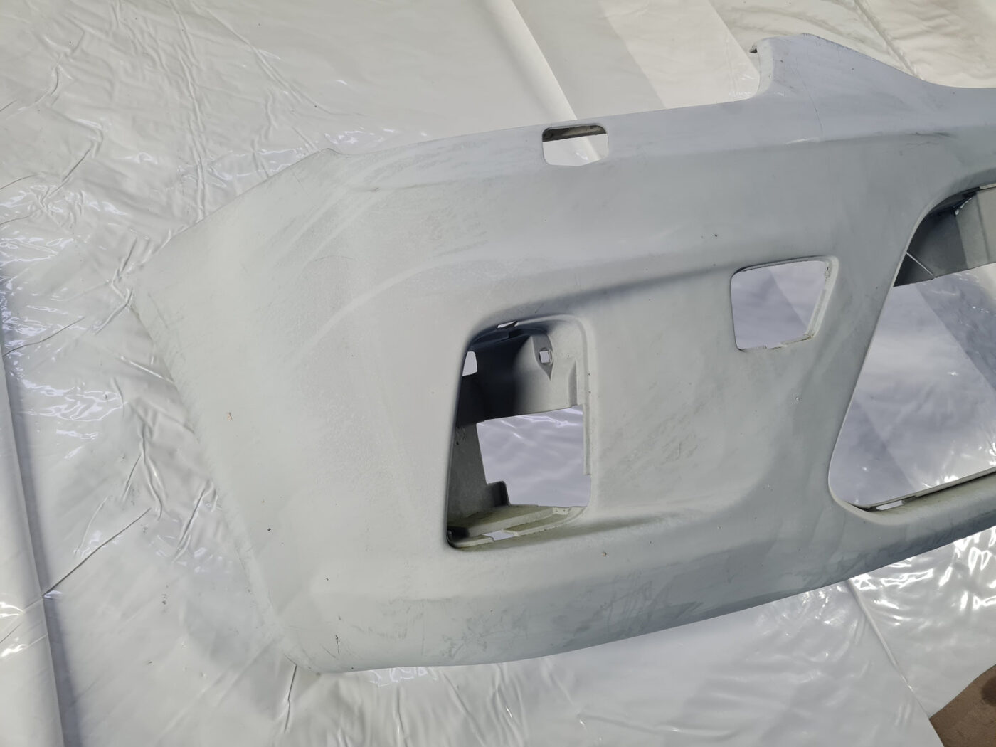 Priekšējais buferis priekš Ford C-MAX 2007-2010 7M51R17757AW 25 Priekšējais buferis priekš Ford C-MAX 2007-2010 7M51R17757AW