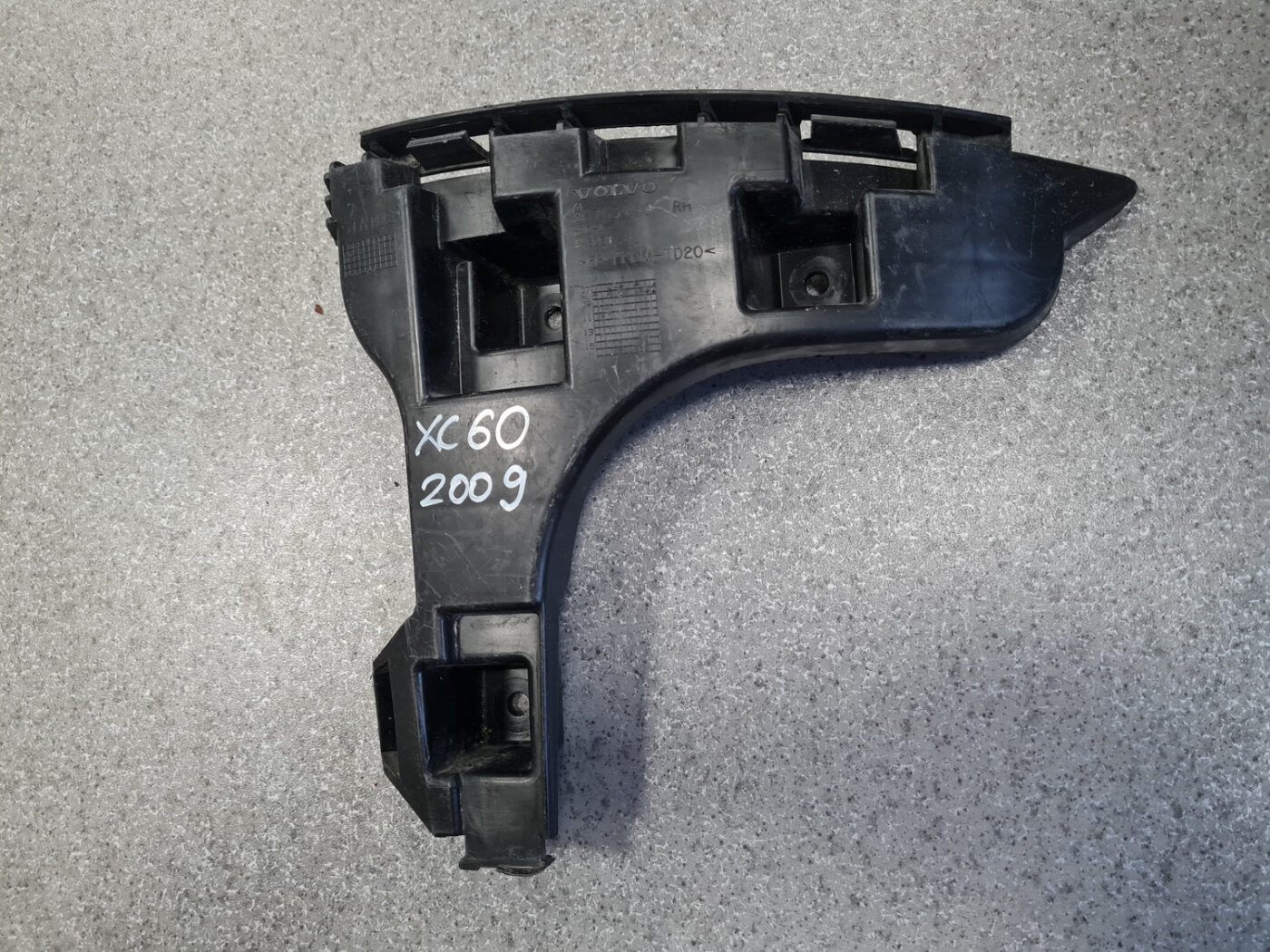 Aizmugurējā spārna un bufera stiprinājums priekš VOLVO XC60 2009 2 Aizmugurējā spārna un bufera stiprinājums priekš VOLVO XC60 2009