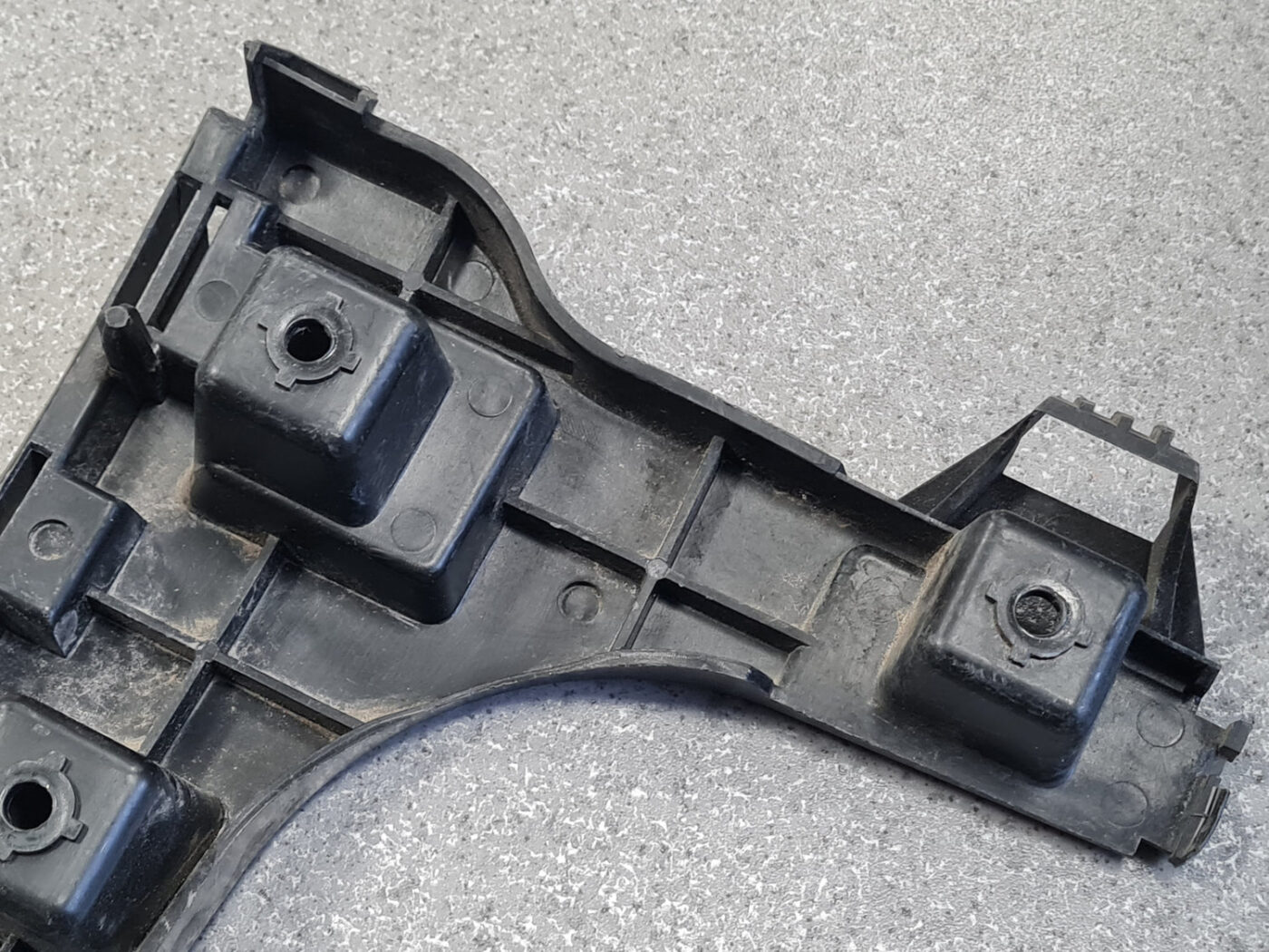 Aizmugurējā spārna un bufera stiprinājums priekš VOLVO XC60 2009 6 Aizmugurējā spārna un bufera stiprinājums priekš VOLVO XC60 2009