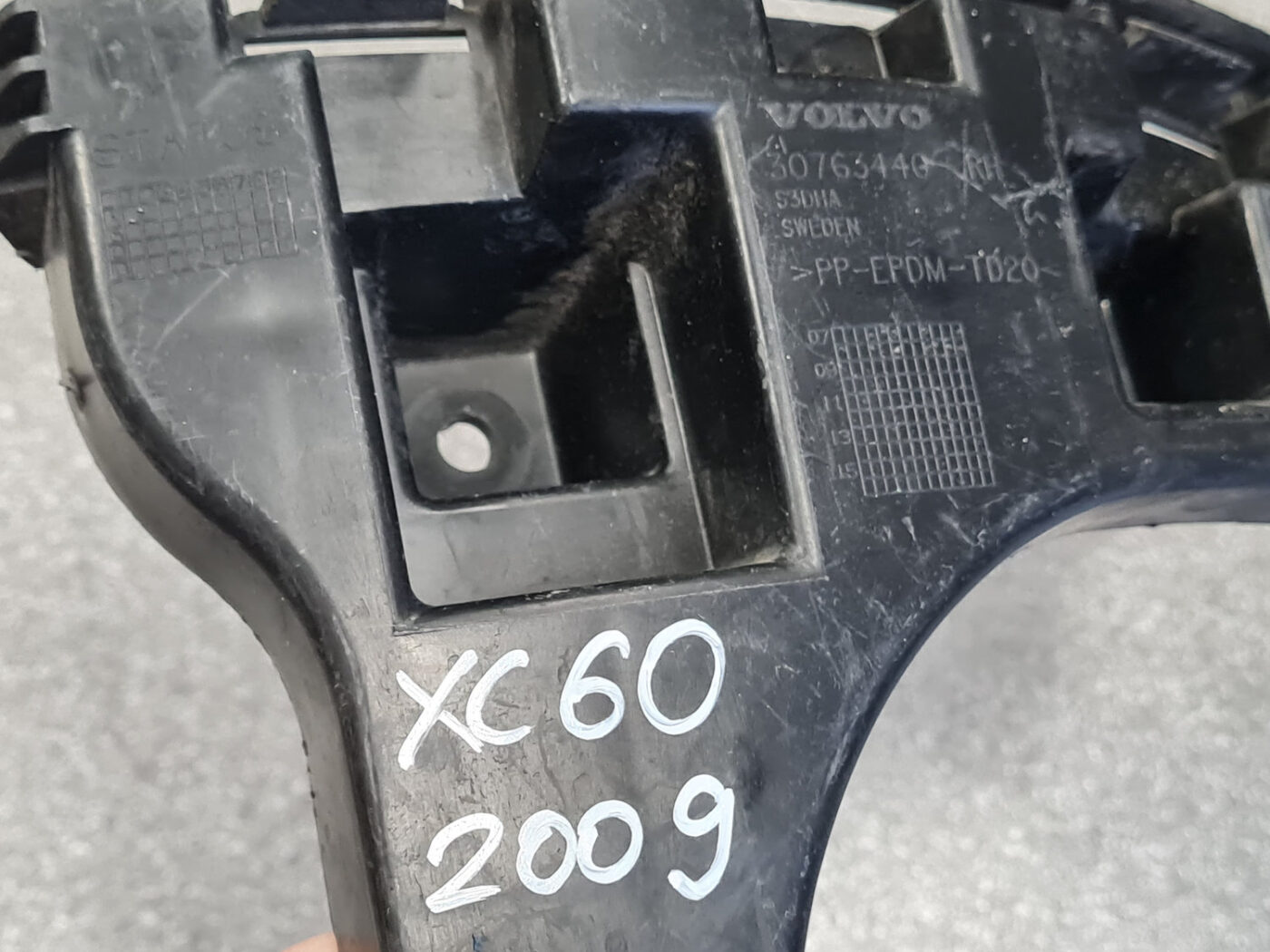 Aizmugurējā spārna un bufera stiprinājums priekš VOLVO XC60 2009 3 Aizmugurējā spārna un bufera stiprinājums priekš VOLVO XC60 2009