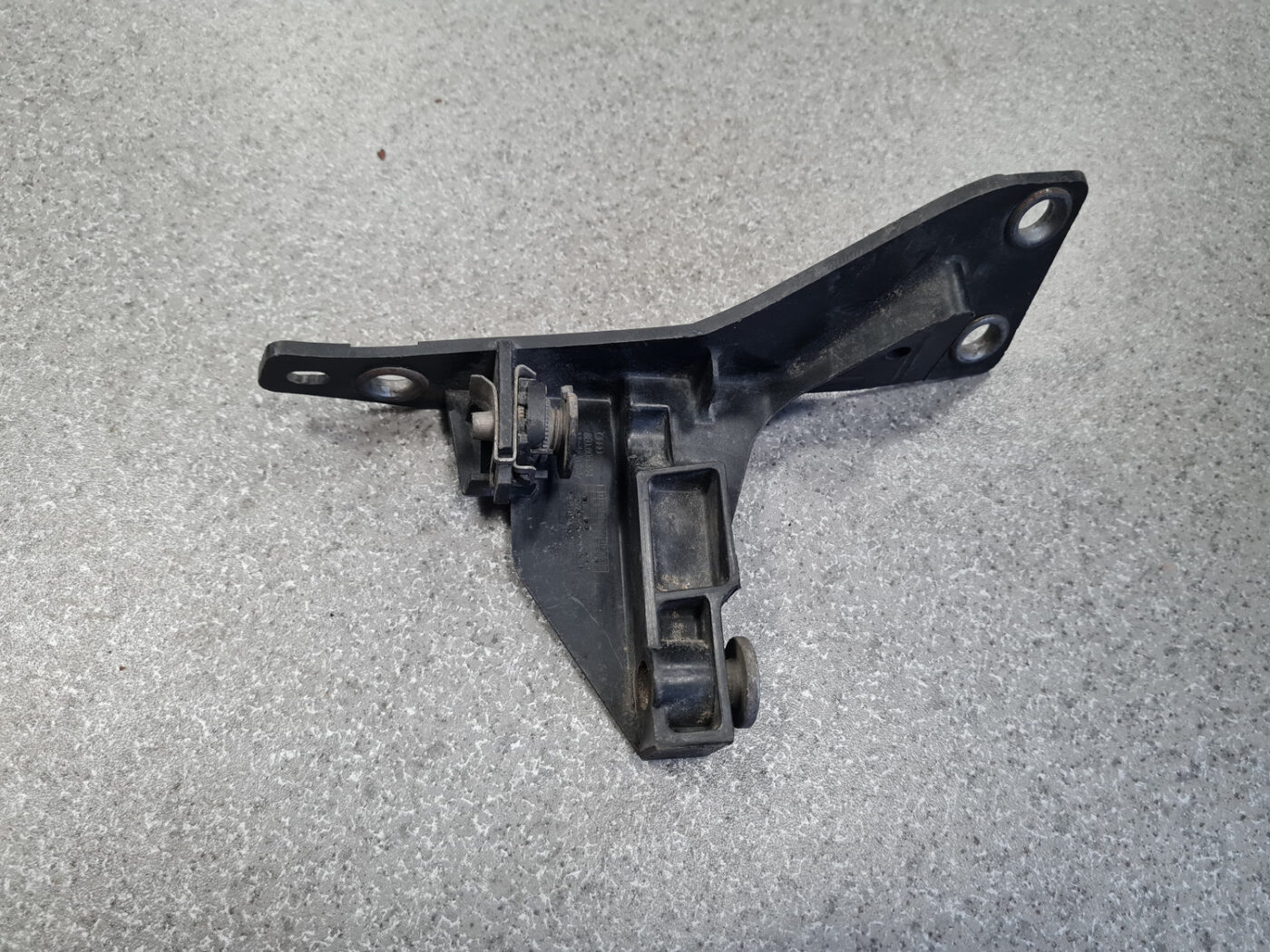 Priekšējā spārna un bufera stiprinājums priekš AUDI A4 2007 2 Priekšējā spārna un bufera stiprinājums priekš AUDI A4 2007