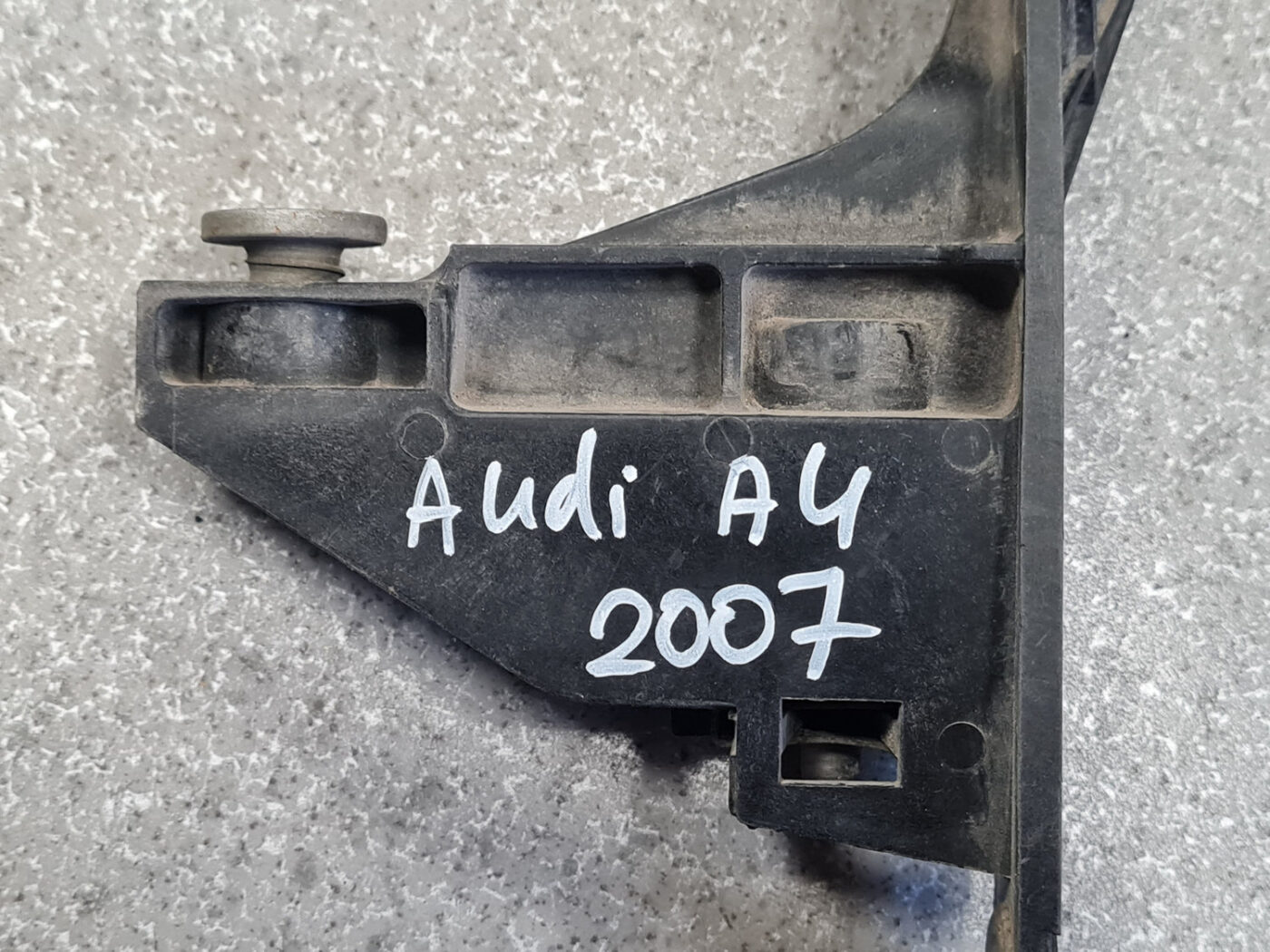 Priekšējā spārna un bufera stiprinājums priekš AUDI A4 2007 6 Priekšējā spārna un bufera stiprinājums priekš AUDI A4 2007