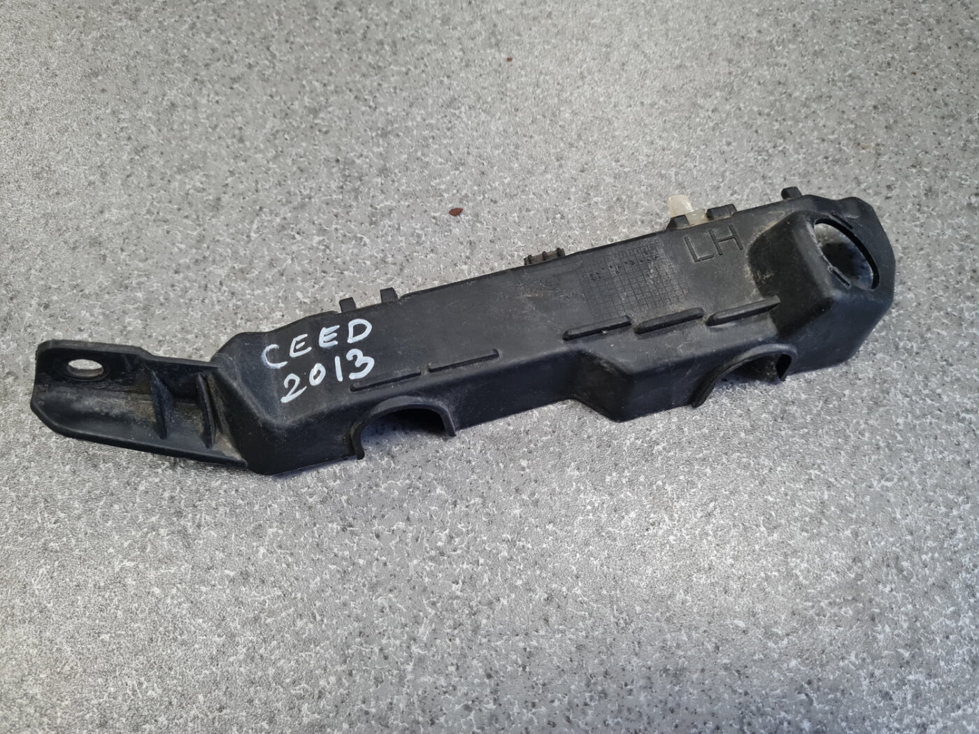 Priekšējā spārna un bufera stiprinājums priekš KIA CEED 2013 2 Priekšējā spārna un bufera stiprinājums priekš KIA CEED 2013