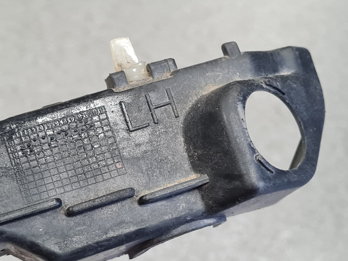 Priekšējā spārna un bufera stiprinājums priekš KIA CEED 2013 6 Priekšējā spārna un bufera stiprinājums priekš KIA CEED 2013