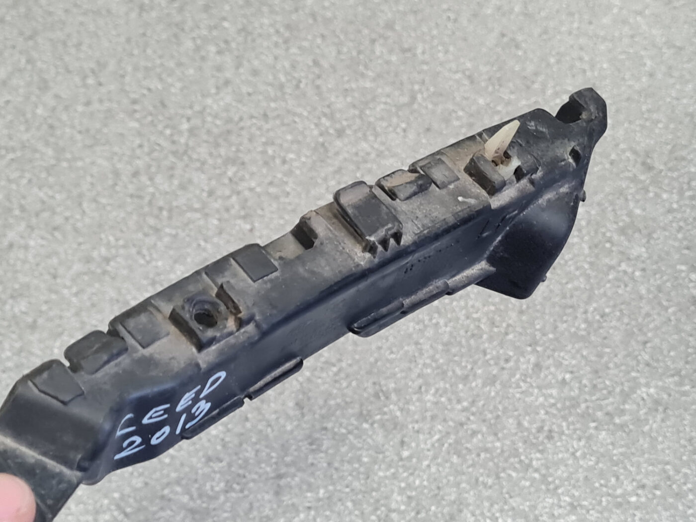 Priekšējā spārna un bufera stiprinājums priekš KIA CEED 2013 5 Priekšējā spārna un bufera stiprinājums priekš KIA CEED 2013