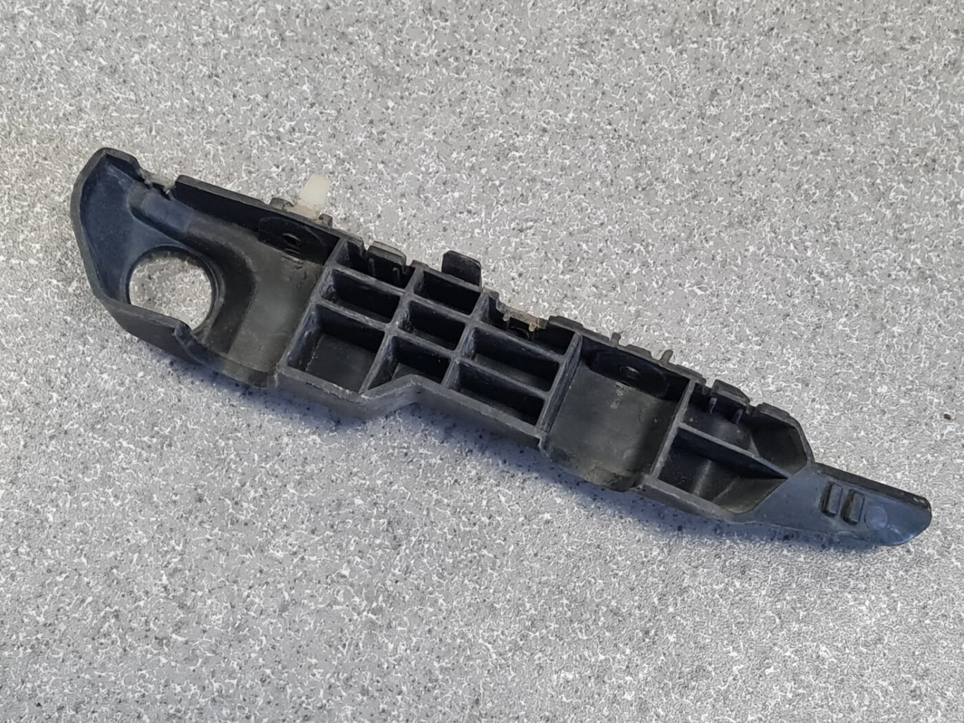 Priekšējā spārna un bufera stiprinājums priekš KIA CEED 2013 4 Priekšējā spārna un bufera stiprinājums priekš KIA CEED 2013