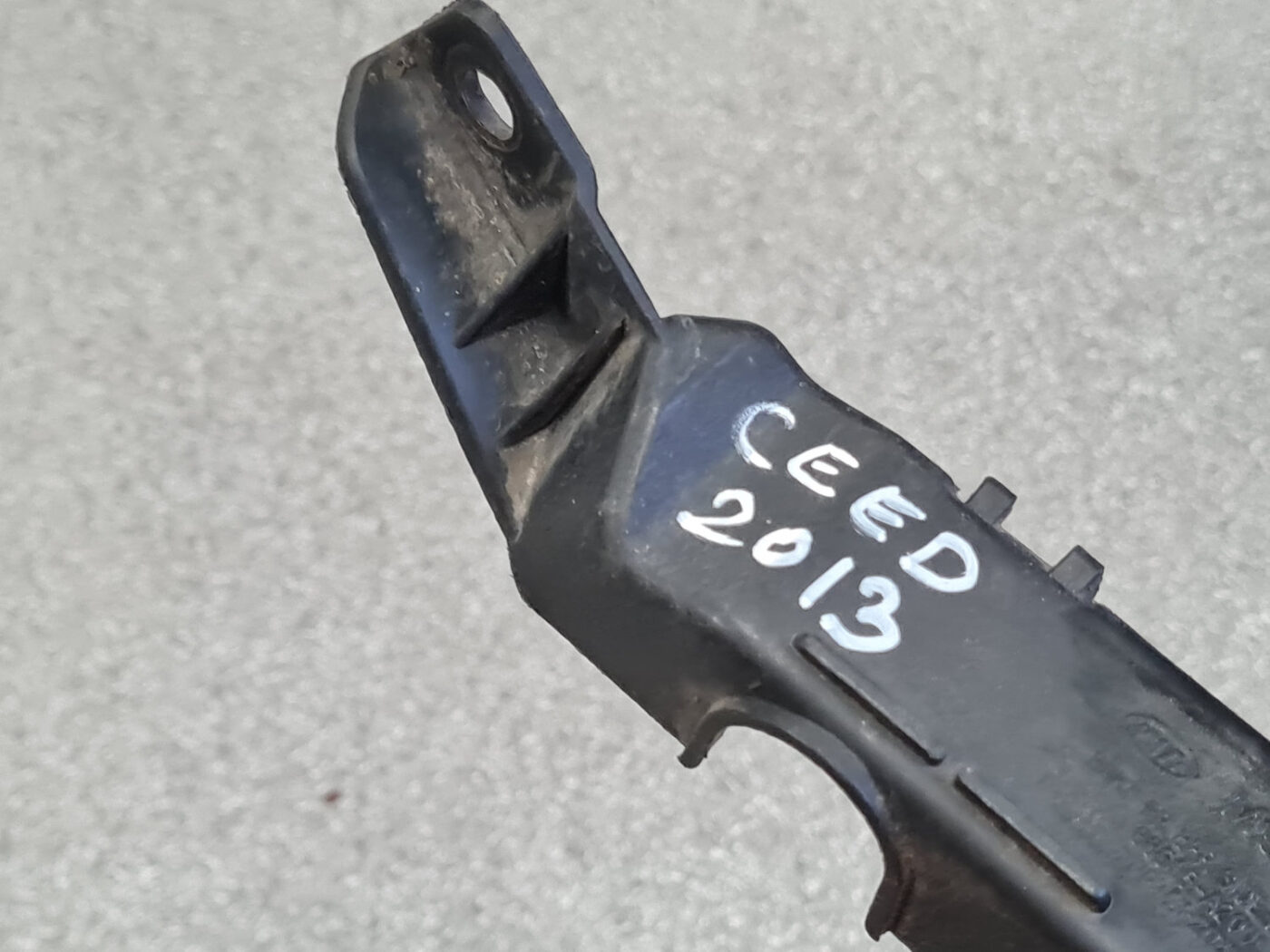 Priekšējā spārna un bufera stiprinājums priekš KIA CEED 2013 3 Priekšējā spārna un bufera stiprinājums priekš KIA CEED 2013