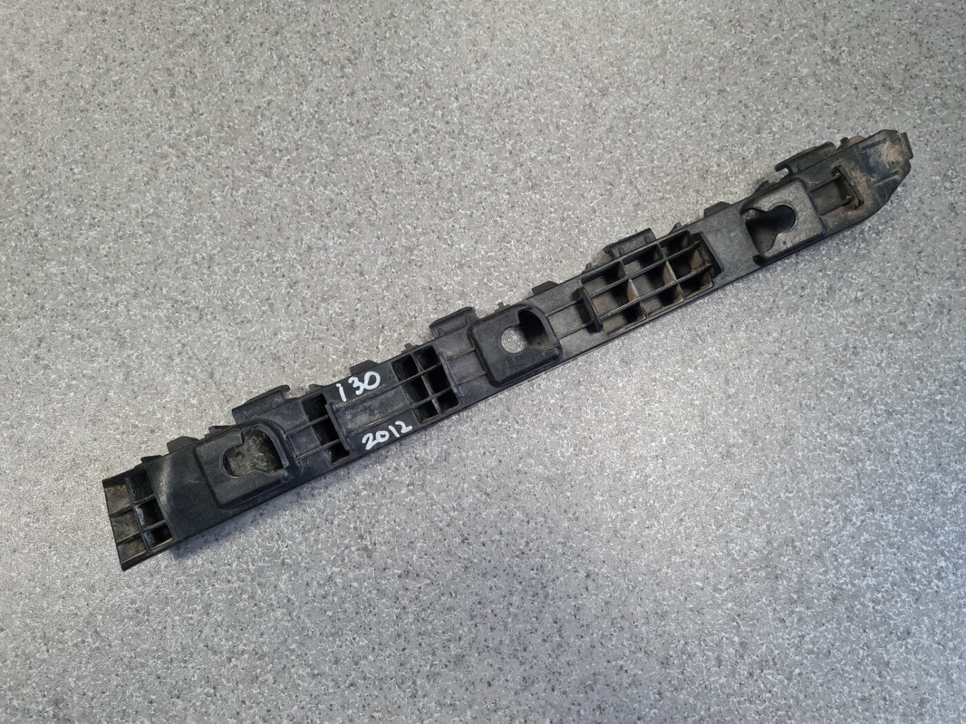 Aizmugurējā spārna un bufera stiprinājums priekš HYUNDAI I30 2012 2 Aizmugurējā spārna un bufera stiprinājums priekš HYUNDAI I30 2012