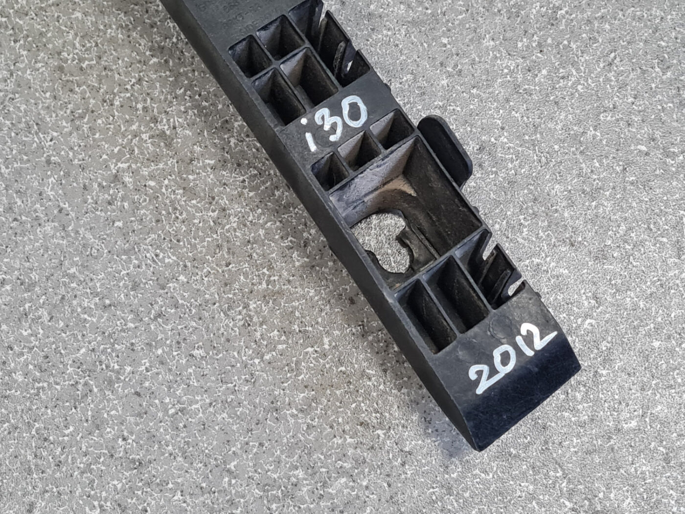 Aizmugurējā spārna un bufera stiprinājums priekš HYUNDAI I30 2012 3 Aizmugurējā spārna un bufera stiprinājums priekš HYUNDAI I30 2012