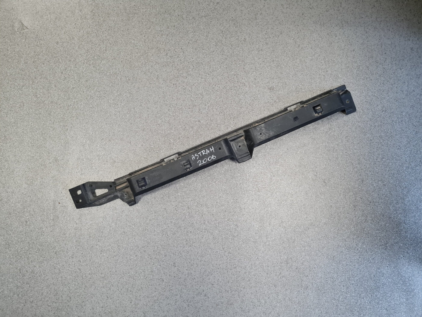 Aizmugurējā spārna un bufera stiprinājums priekš OPEL ASTRA H 2006 1 Aizmugurējā spārna un bufera stiprinājums priekš OPEL ASTRA H 2006