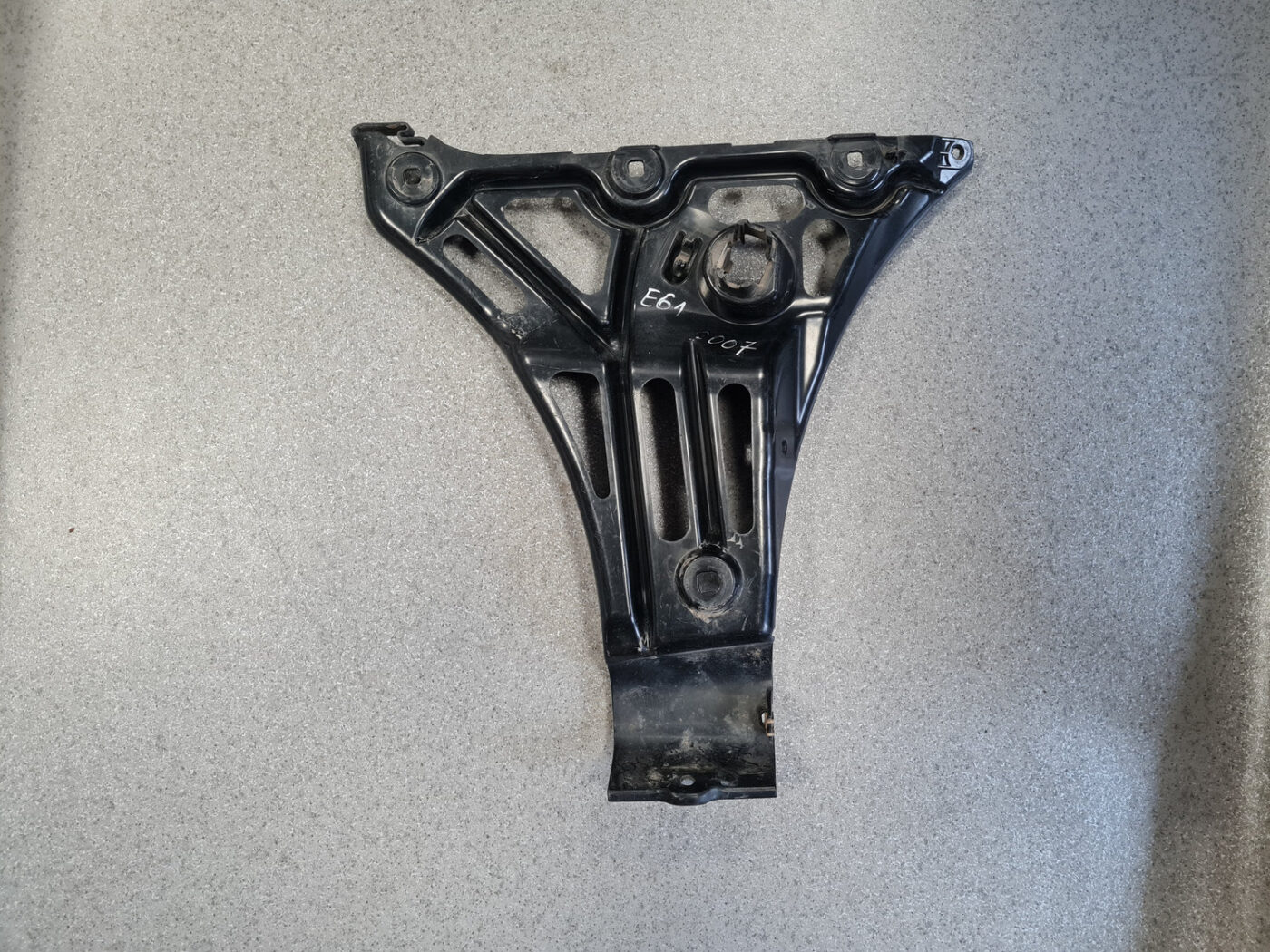 Aizmugurējā spārna un bufera stiprinājums priekš BMW 525D E61 2007 TOURING BLACK 1 Aizmugurējā spārna un bufera stiprinājums priekš BMW 525D E61 2007 TOURING BLACK